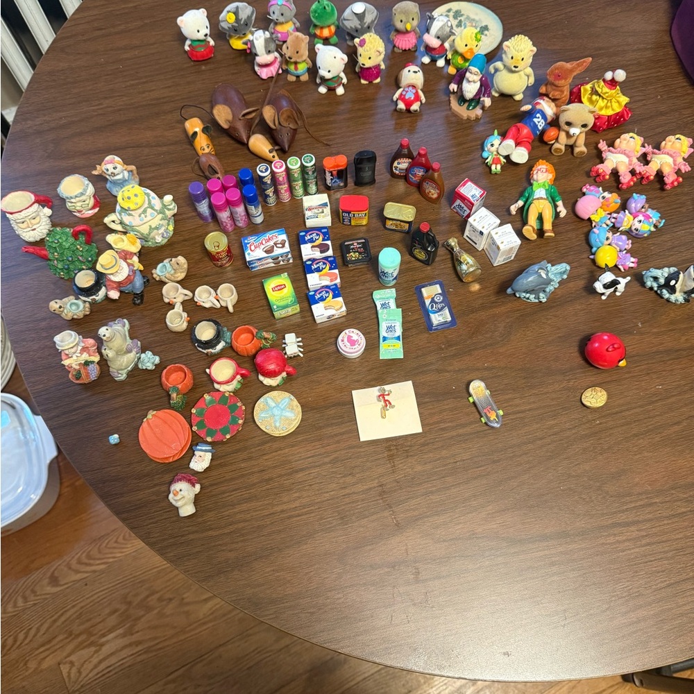 Lot of trinket miniatures.